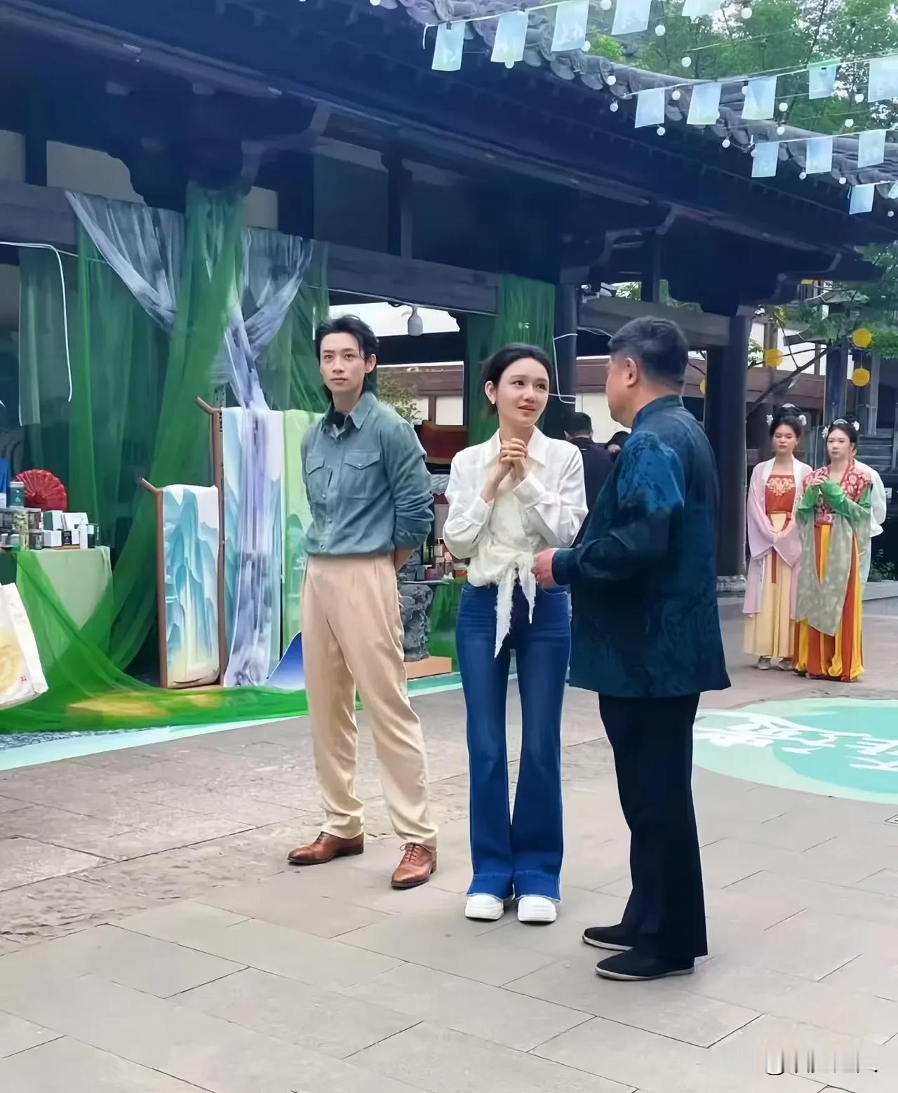 央视的龙洋也太绝了吧？！
 
身材又瘦又白！都35岁了，还保持着少女一样的身材，