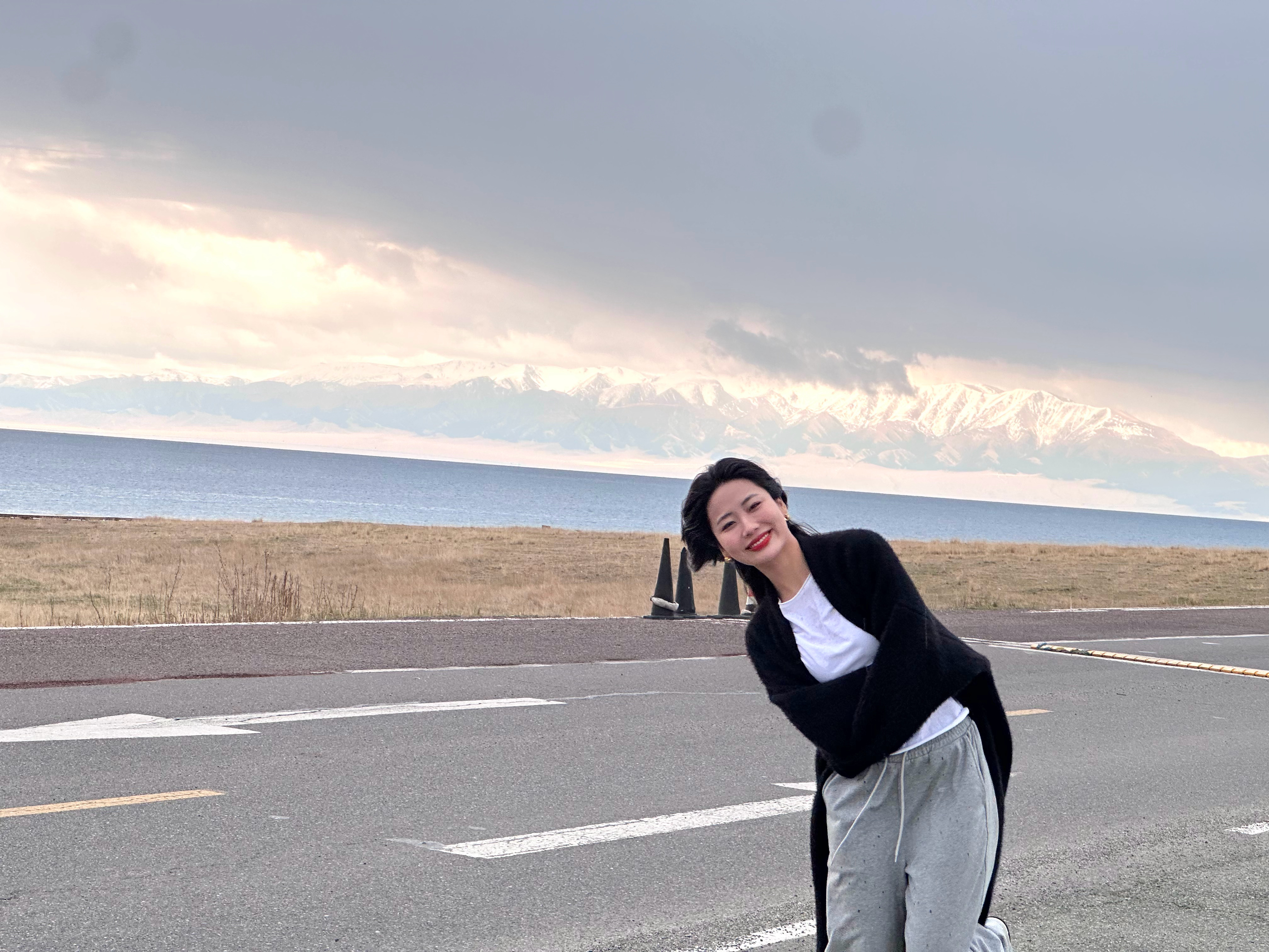 好久没有发18张了——日暮苍山远,天寒白屋贫赛里木湖真的太美了😍  ​​​