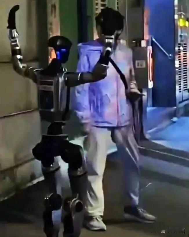 笑不活了！全球首例机器人被捕案在澳门诞生了！ 

澳门一位阿姨在街上打电话，被突