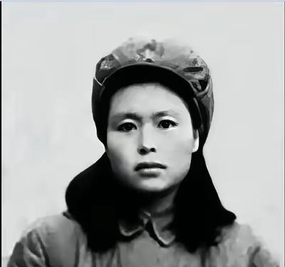 1945年，被敌人扒光衣服浑身赤裸的扔进军犬场的姑娘，面对5条饿了几天的狼狗的疯