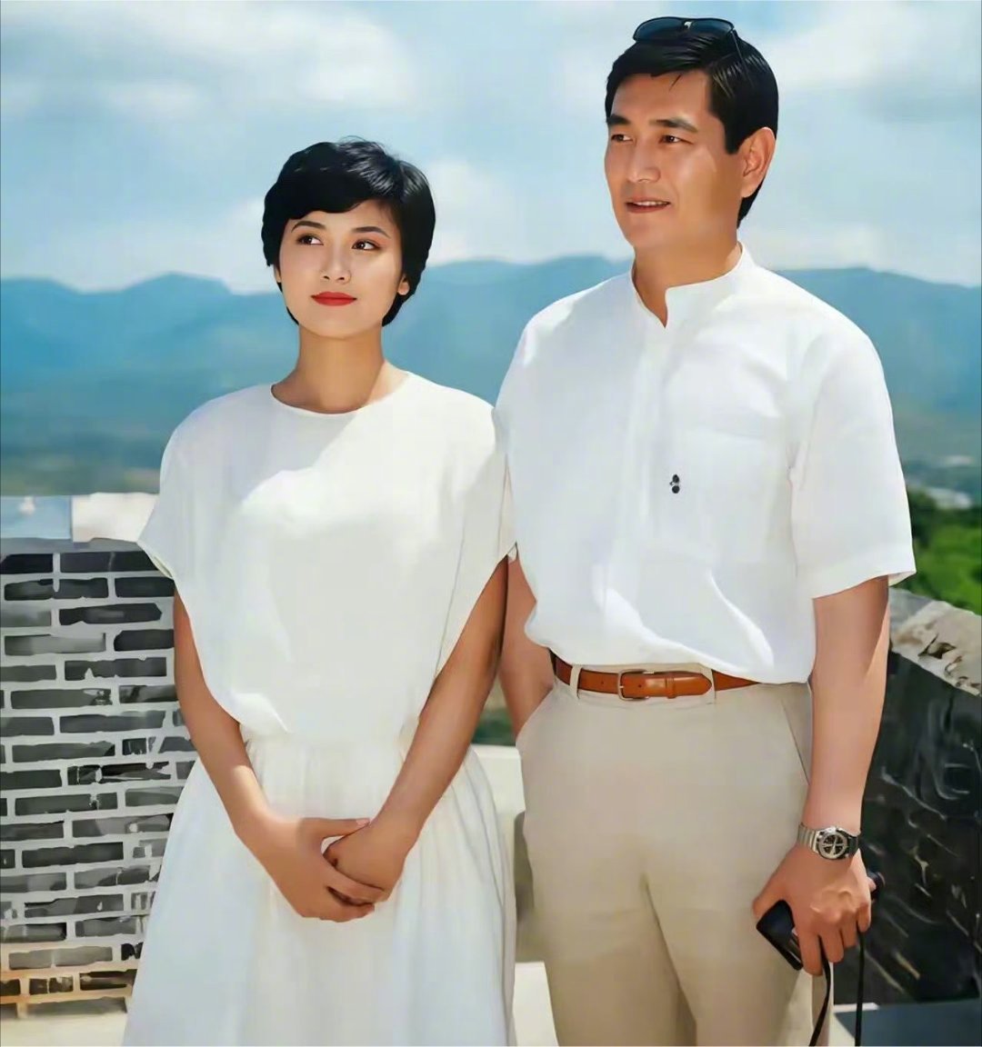 1986年，34岁的“女儿国国王”朱琳与受邀来华的高仓健，同游长城的合影。 