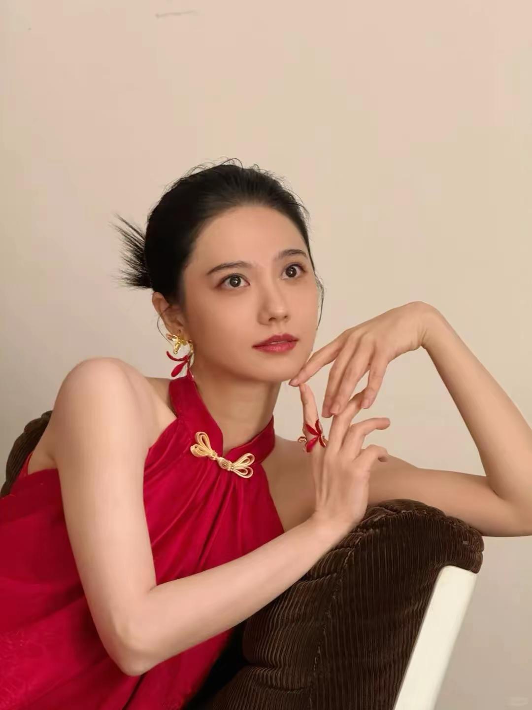 粉粉的穿搭红红火火过大年，一身红色衣服，象征着吉祥如意粉系少女感穿搭 粉裙穿搭 