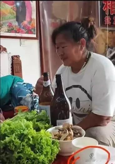 大衣哥和大衣嫂真是会享受，懂得生活，大衣哥是星光大道出名的草根歌手，发家致富后，