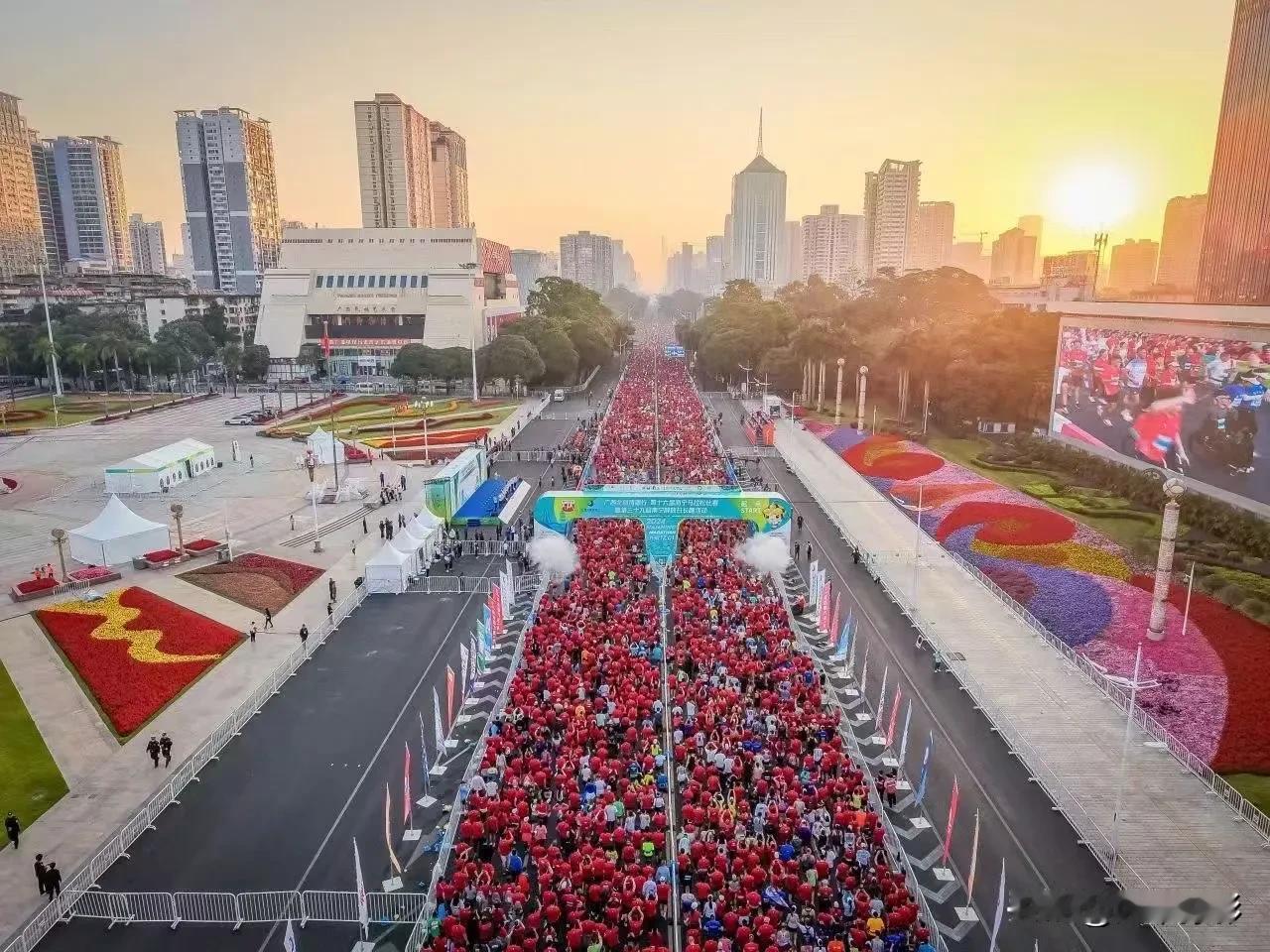南宁马拉松比赛，奖牌太有广西特色了，感觉帮个南宁城的人都在民族大道上。
广西 南
