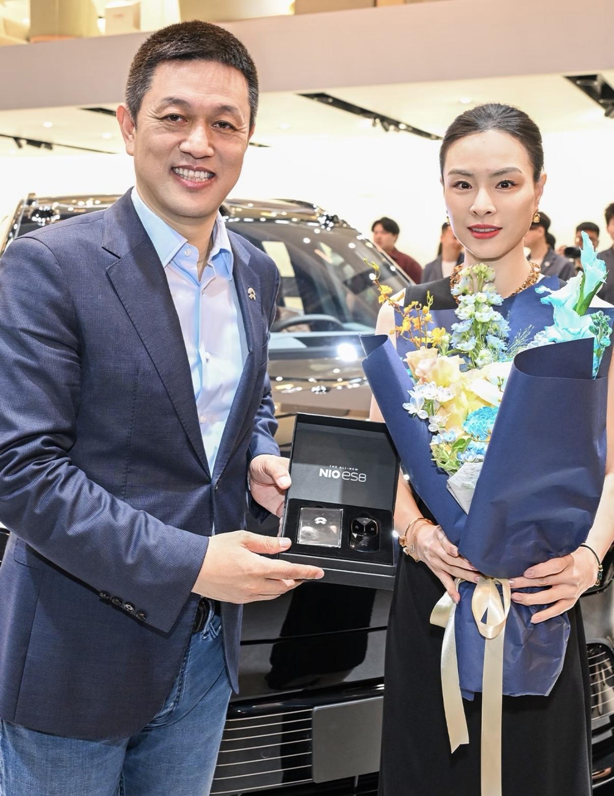 跳水奥运会冠军吴敏霞成蔚来全新ES8玄金特别版车主，老板亲自交付钥匙🔑