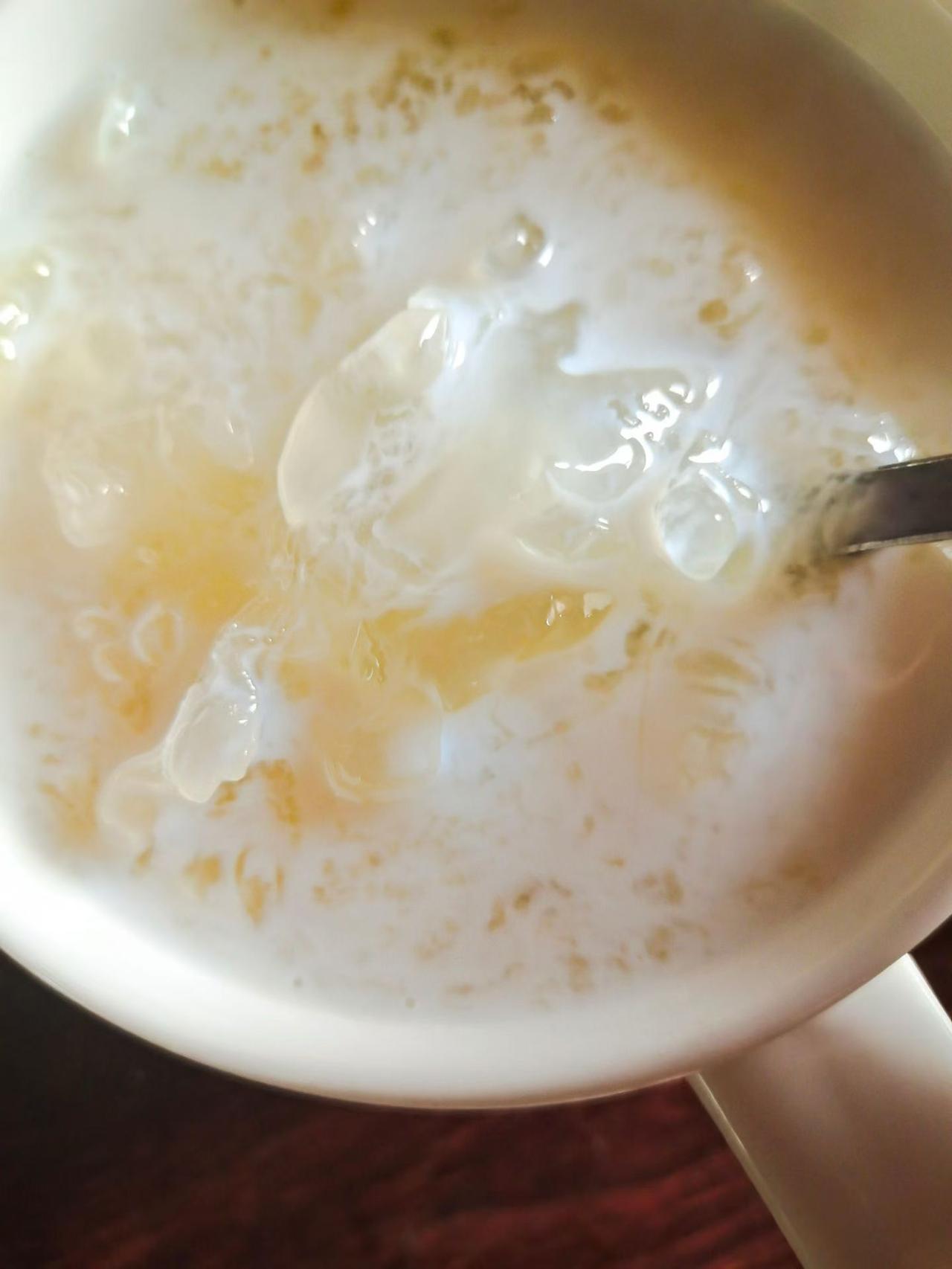 萱草颂

作者:墨琴

堂前萱草年年毅，岁岁花开映日明。

朝沐清辉裁晓露，暮摇