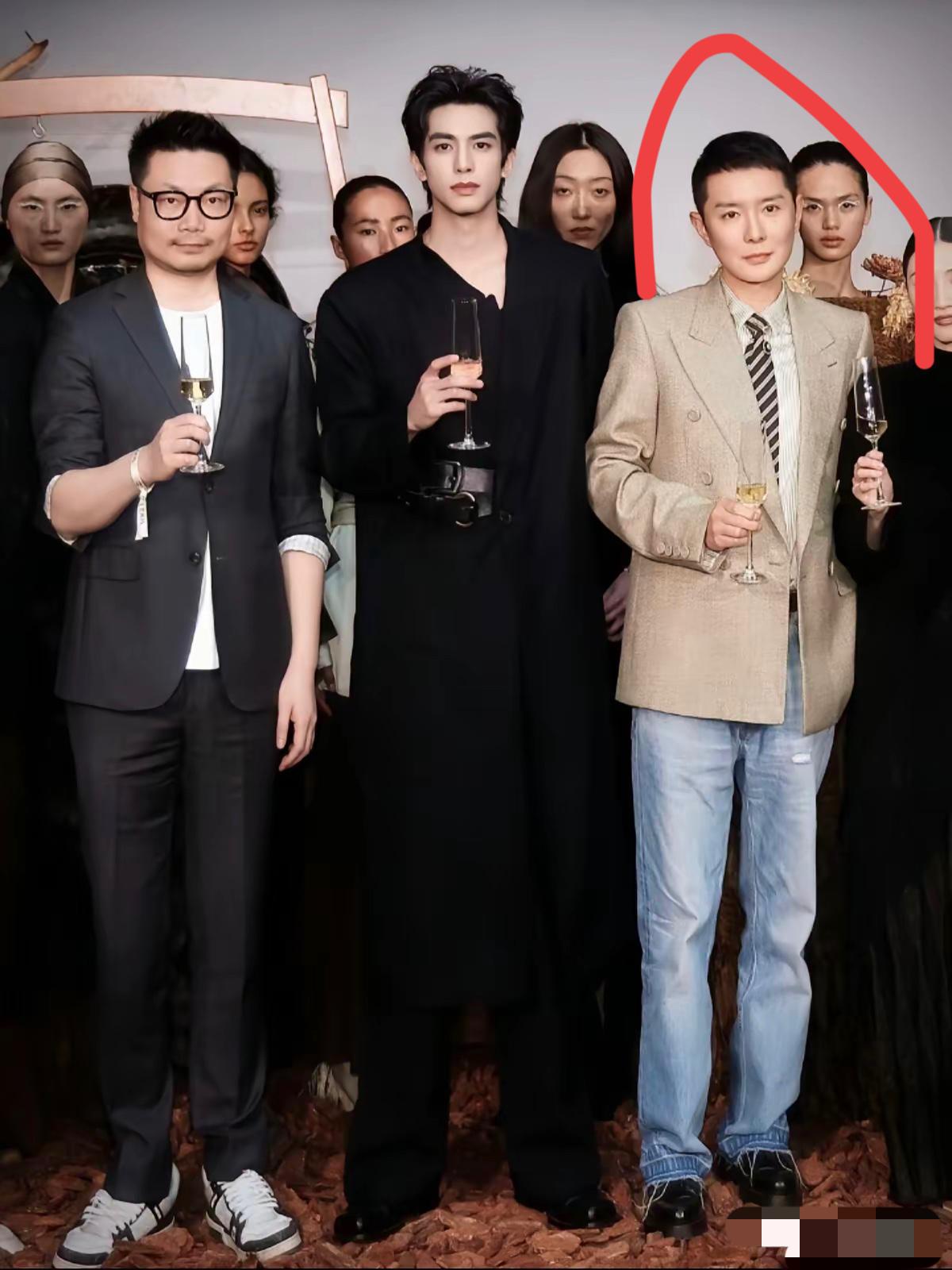 这是哪位大佬，经常看到他和很多顶流明星在一起