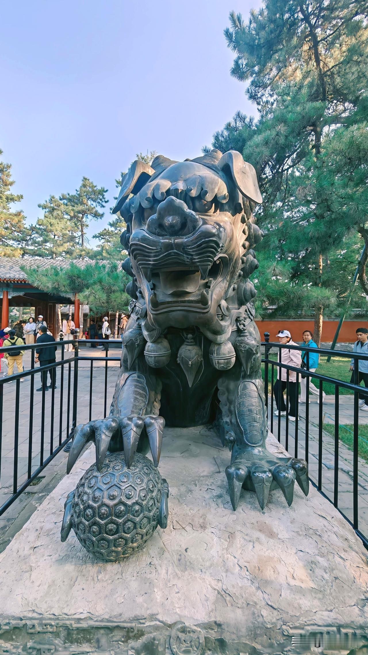 雄狮脚踏乾坤球，寓意独掌乾坤；雌狮脚踩幼狮，寓意门道昌盛。两狮造型威猛，鬃髦垂目