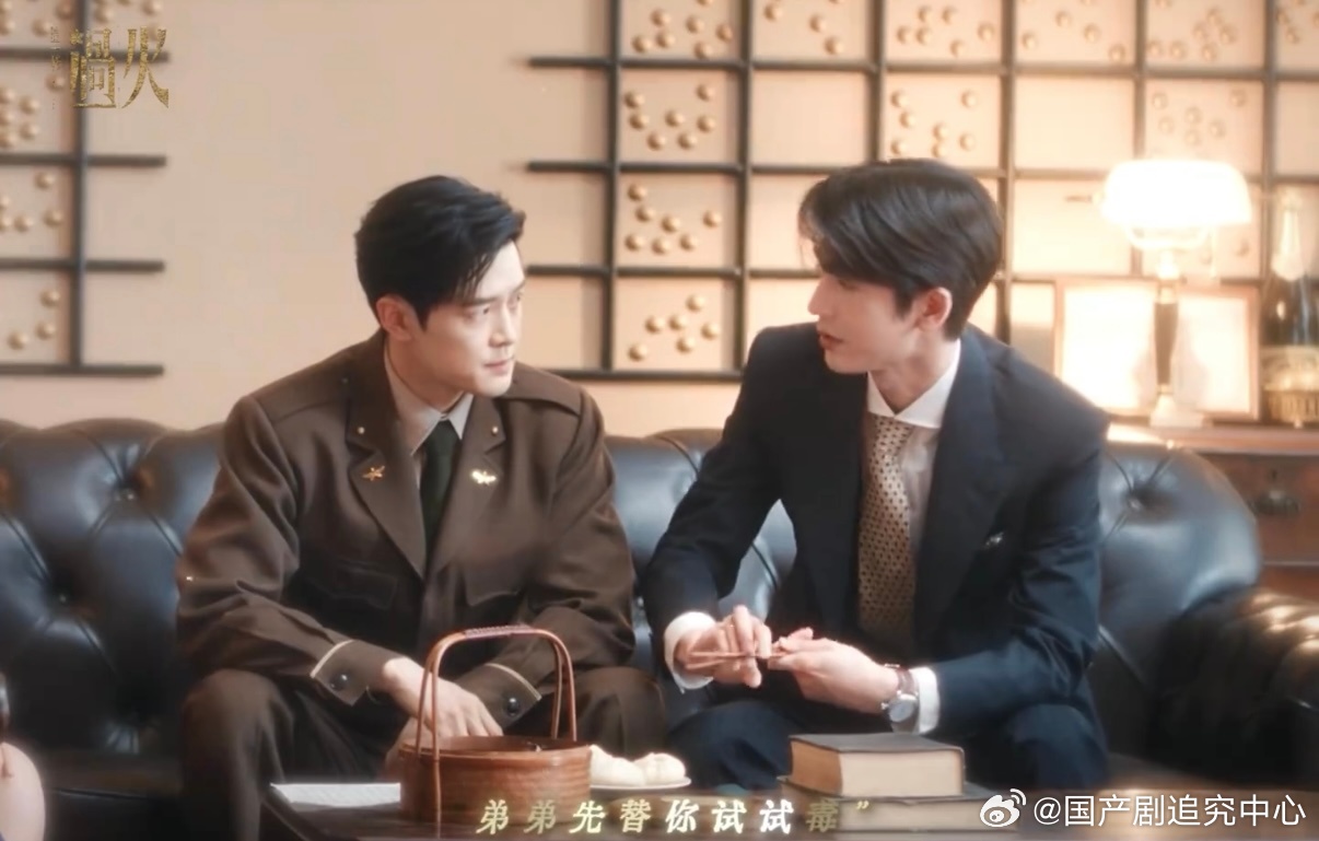 张凌赫戏里戏外都冲付辛博吃醋这一秒过火 张凌赫这哪是吃醋，分明是在撒娇吧，借着包