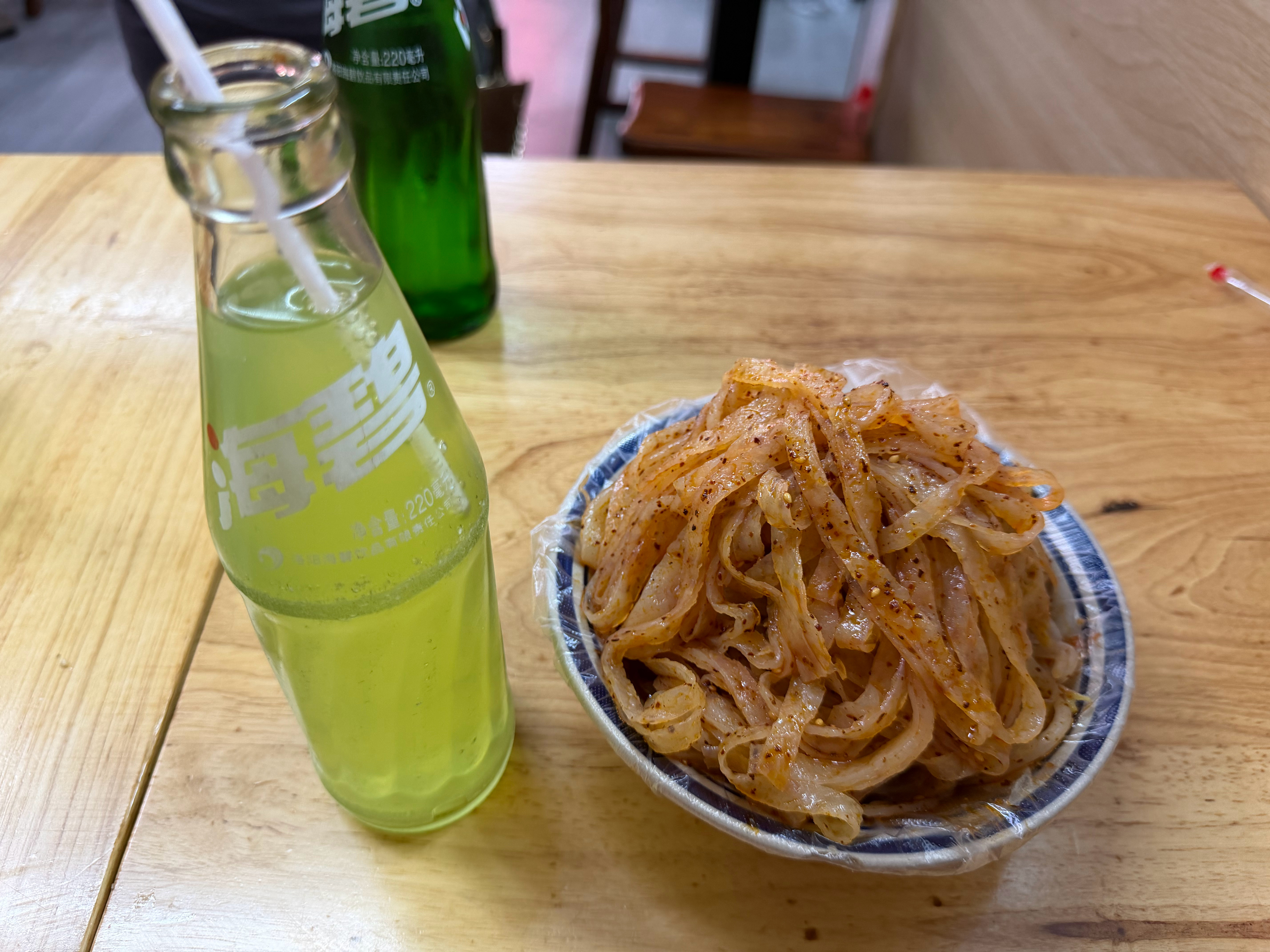 一瓶海碧，一碗擀面皮回洛阳的标配[嘻嘻] ​​​