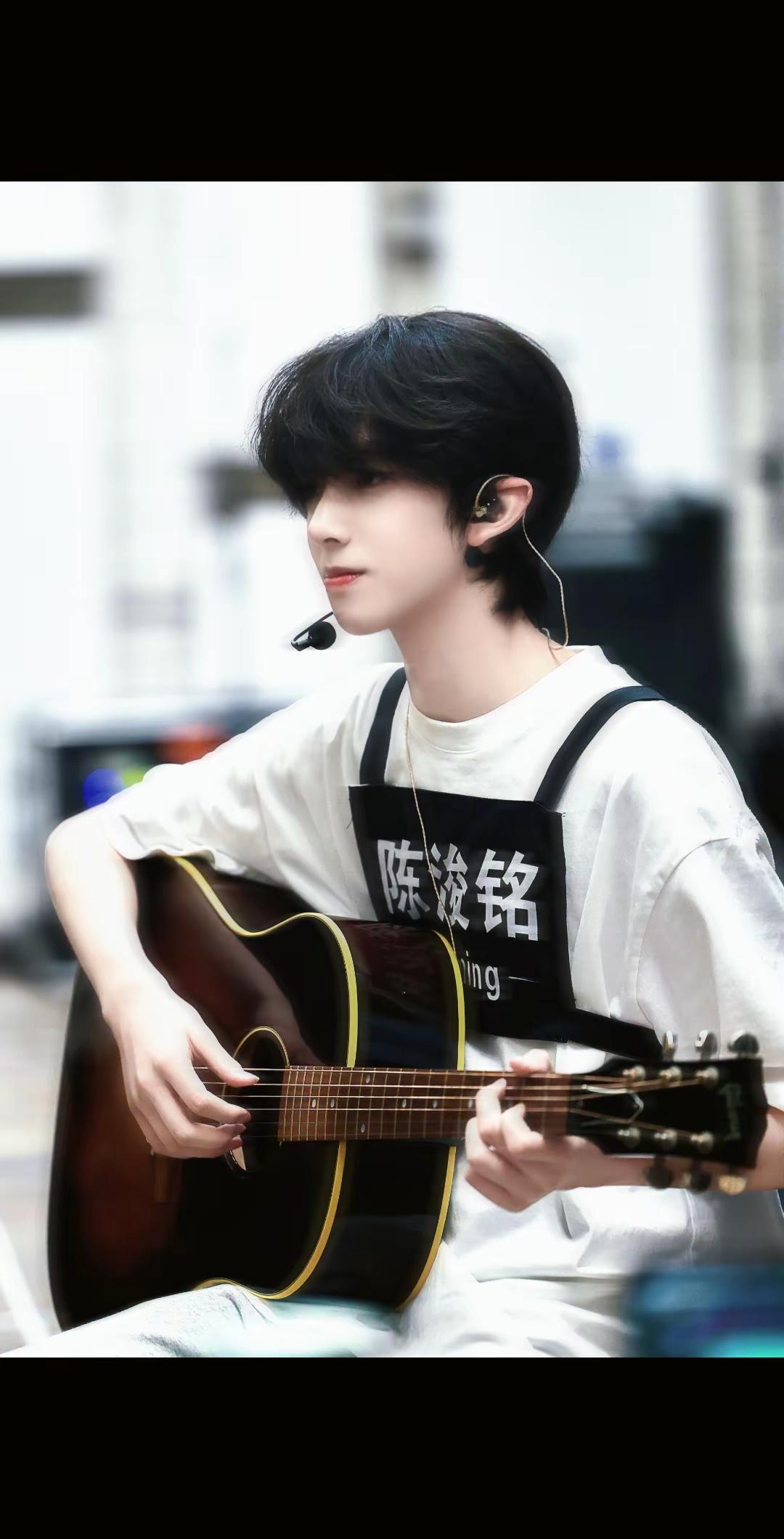 浚铭公演顺利!,帅飞全场！吉米公演有弹吉他🎸，期待！陈浚铭🎸公演顺利