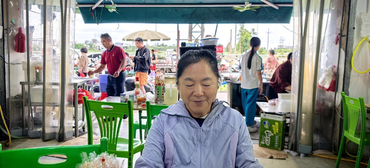 去吃我们以前在这驻车一直去的那家粉店，记得猪杂是七块一碗，我俩一直感叹怎么能这么