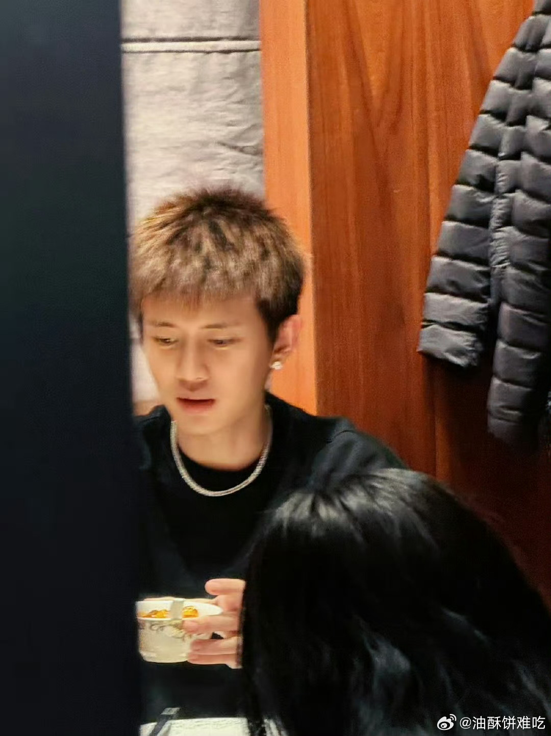 最新的任嘉伦长这样！！头发长好快啊