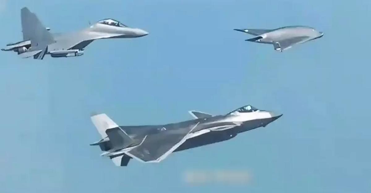 有人指挥、无人出击，空战从“拼技术”变成“群殴”。攻击-11挂载霹雳-15的画面
