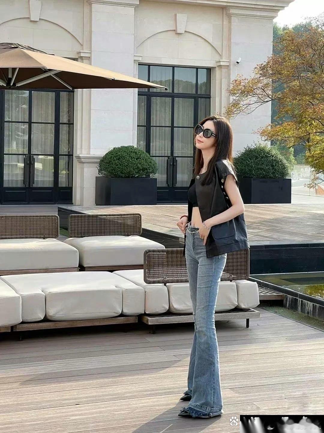 潘玮柏的老婆宣云，身材不错，脸实在记不住 ​​​