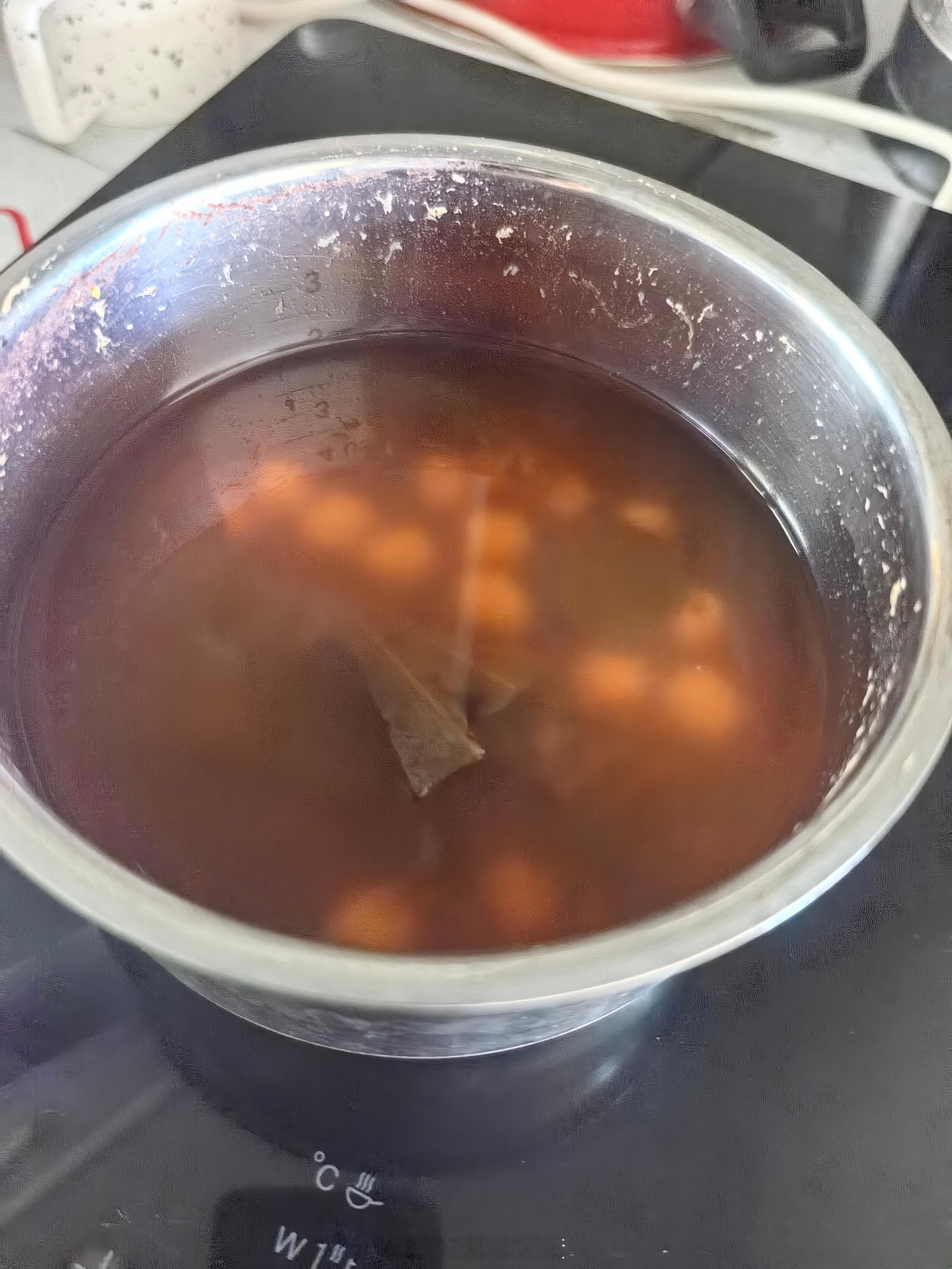 天太热，莲子绿豆荷叶汤已熬好。你喜欢喝热的还是冰震的～ 眉山