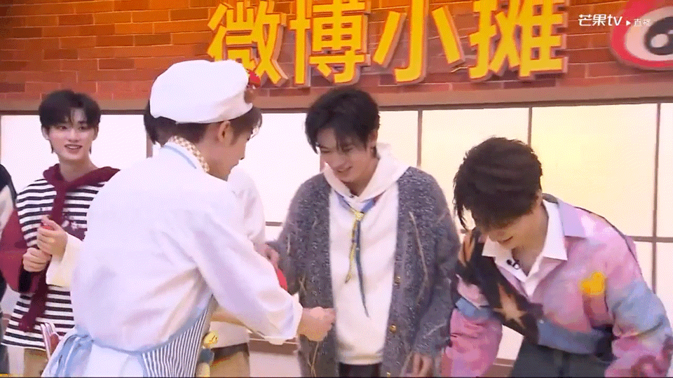 #时代少年团集体吃烤肠#  看着时代少年团集体吃烤肠，我感受到了满满的青春活力，