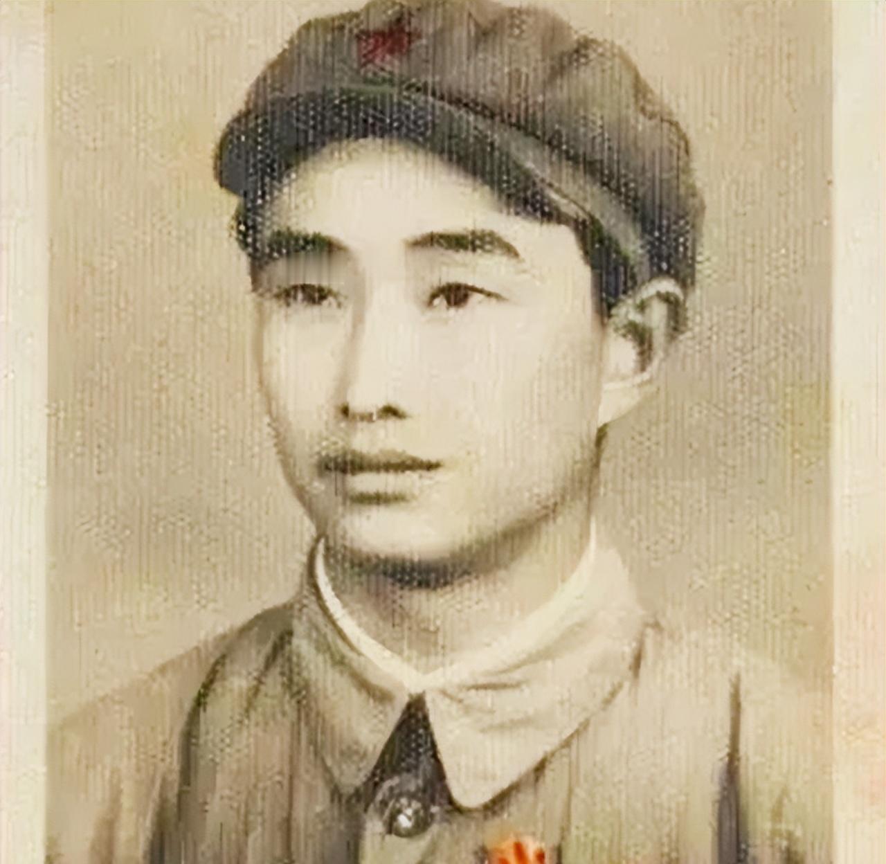 1943年，日军空袭时，八路军一小战士仰面躲在草丛里，看着距离不到100米的敌机