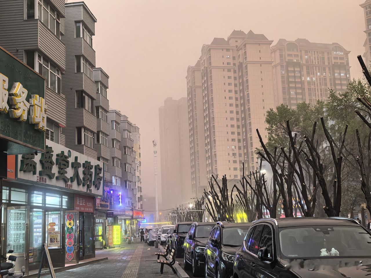 今晚乌鲁木齐的泥巴雨来得也太快了！天空突然乌云密布，沙尘暴跟着就来，紧接着就是泥