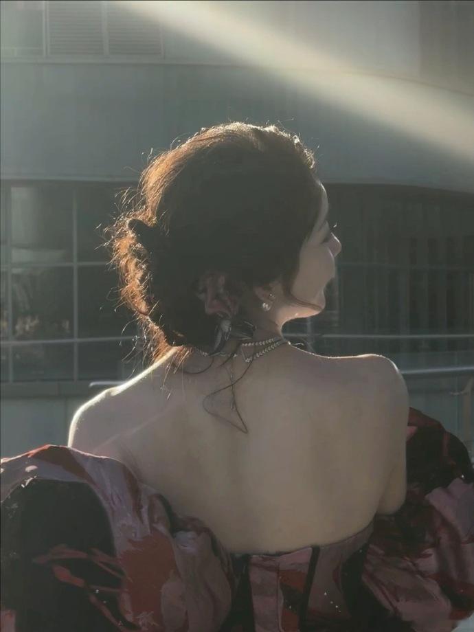 姜贞羽 宫廷油画里走出来的少女  哇塞！姜贞羽今日造型宛如艺术珍品！高腰线蓬蓬裙