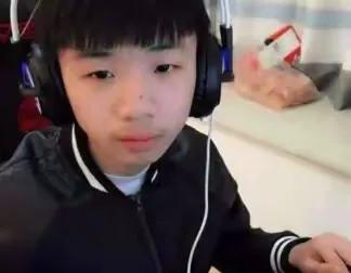 现在后悔都晚了！江西有个12岁的男孩，靠打游戏每个月能赚3万，父母干脆让他辍学，