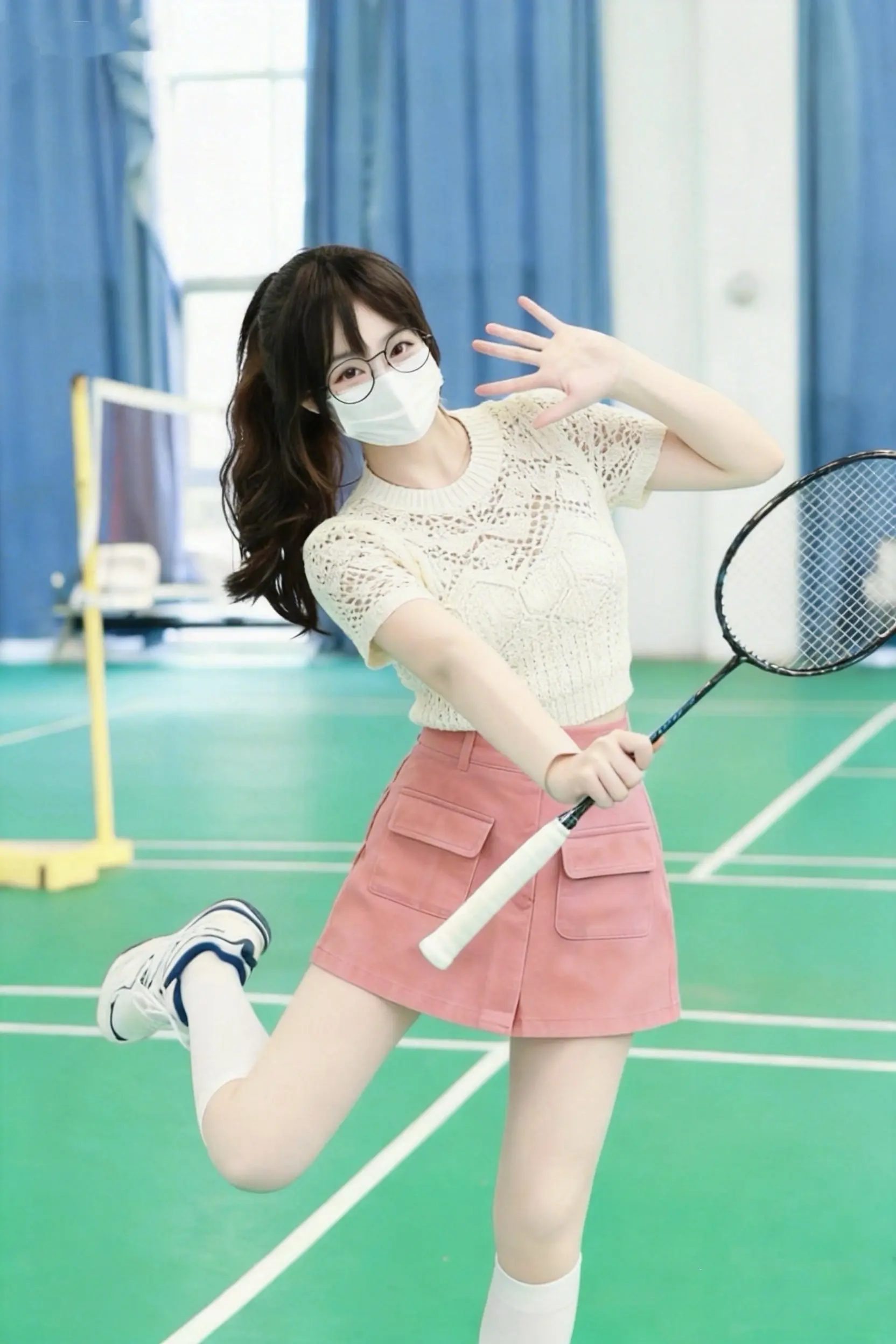 温柔韩系甜妹感拉满。     奶白镂空针织衫+粉调高腰裙裤，一秒解锁初恋感穿搭！