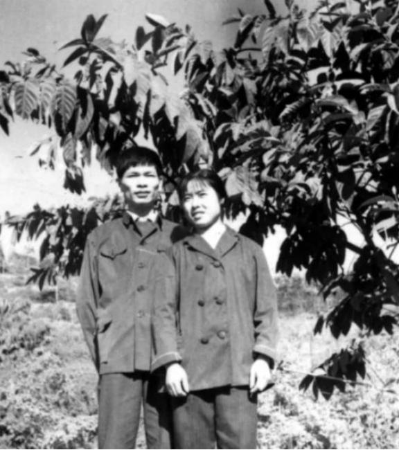 1971年，北京知青邵东平娶了地主家女儿。在新婚之夜，妻子问他：“东平哥，我家出