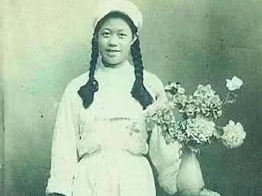 16 岁贵州姑娘在上甘岭坑道里用嘴帮排长排尿，救了一条命，后来她怎样了？

许多