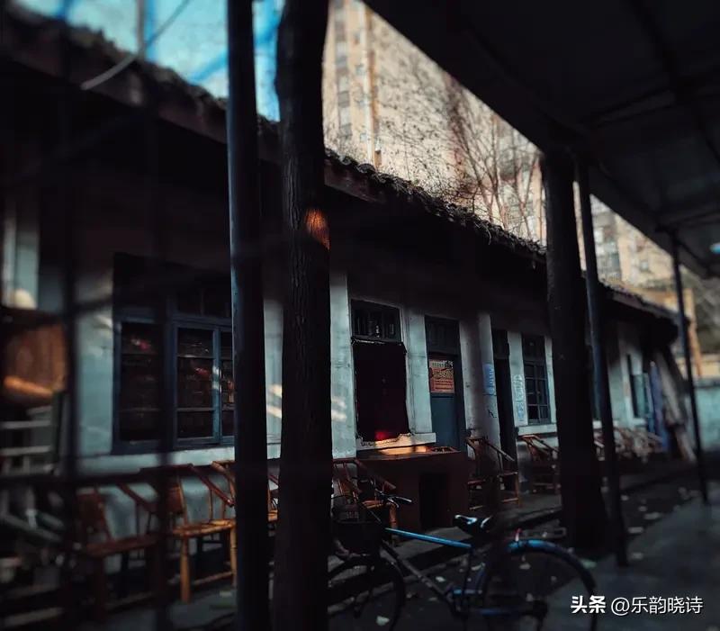 疏篱把酒蝶影闲？看到“旧院寻芳莺语碎”这句出句，瞬间就有画面感了。旧院里，繁花盛
