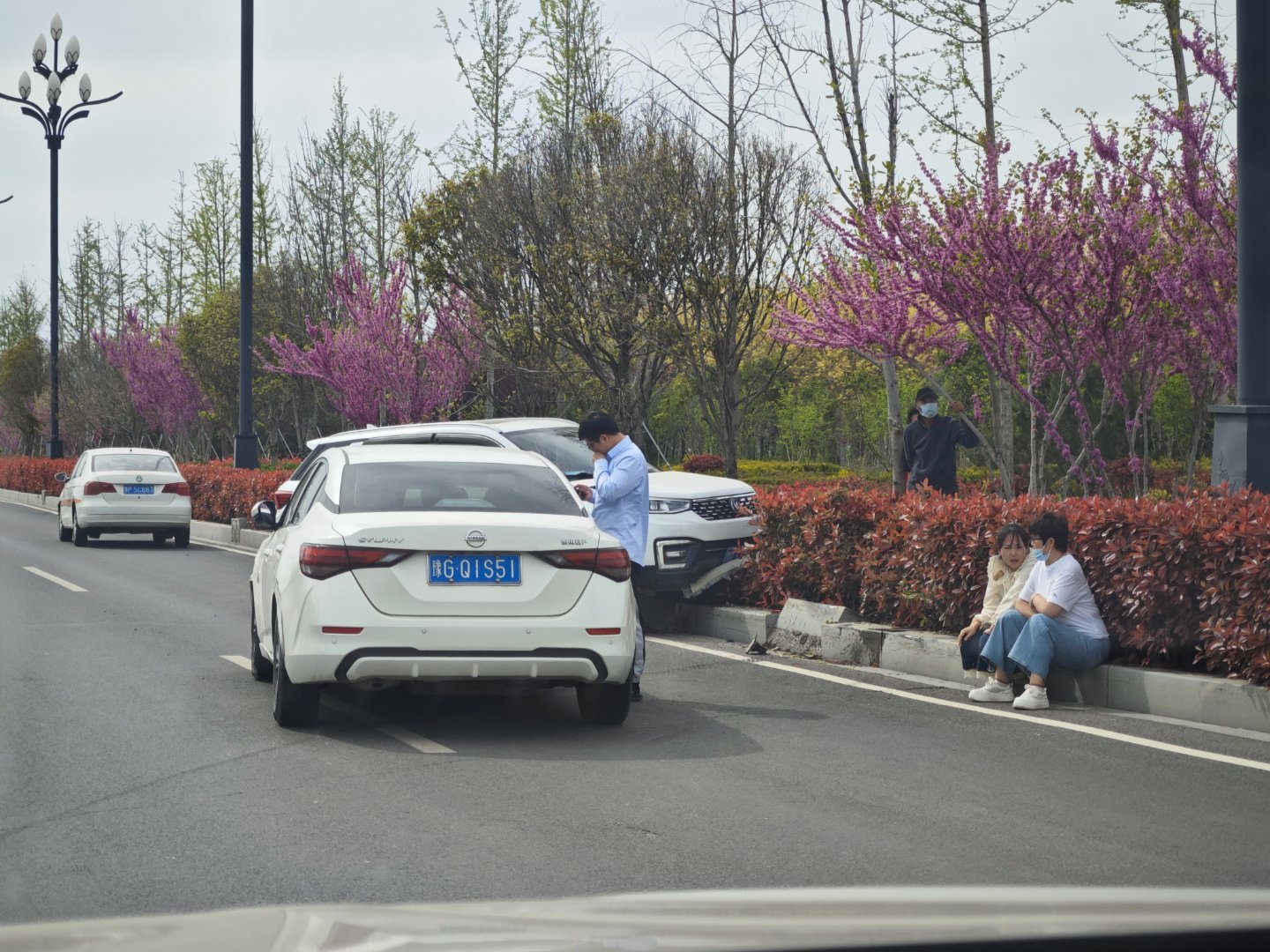 这个花坛是怎么上去的?假期出游一定要注意行车安全。 