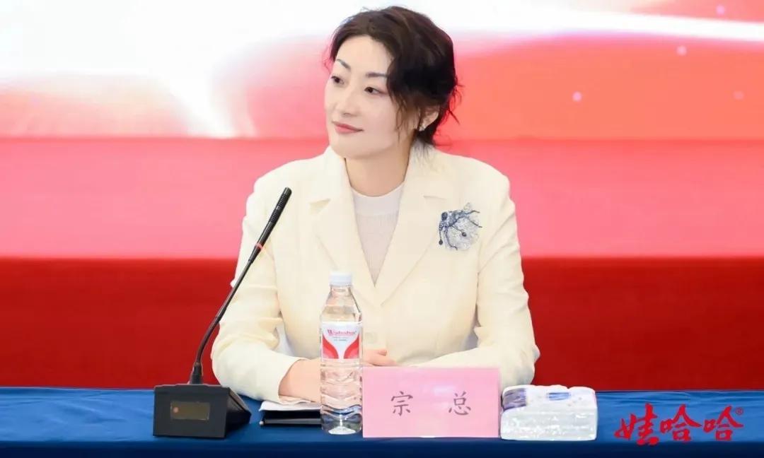 娃哈哈严重滞销，宗馥莉开掉销售总监，亲自出马接管重任，实在耗不起了。平静一段时间
