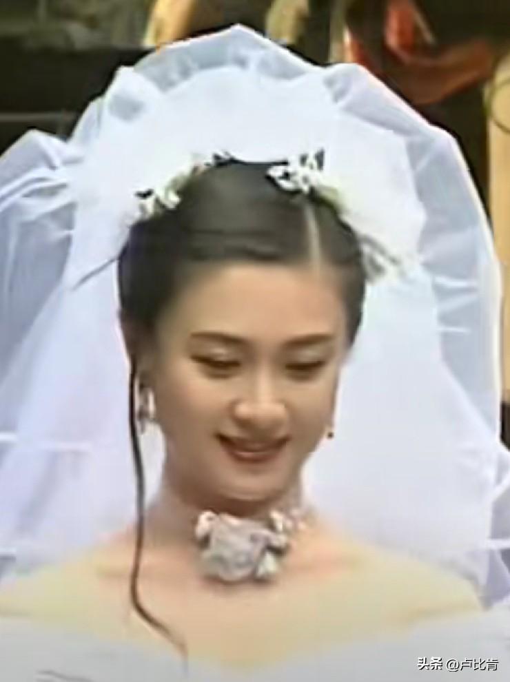 傅艺伟，1964年生于哈尔滨，著名的老一辈演员，年轻时非常漂亮，1990在《封神