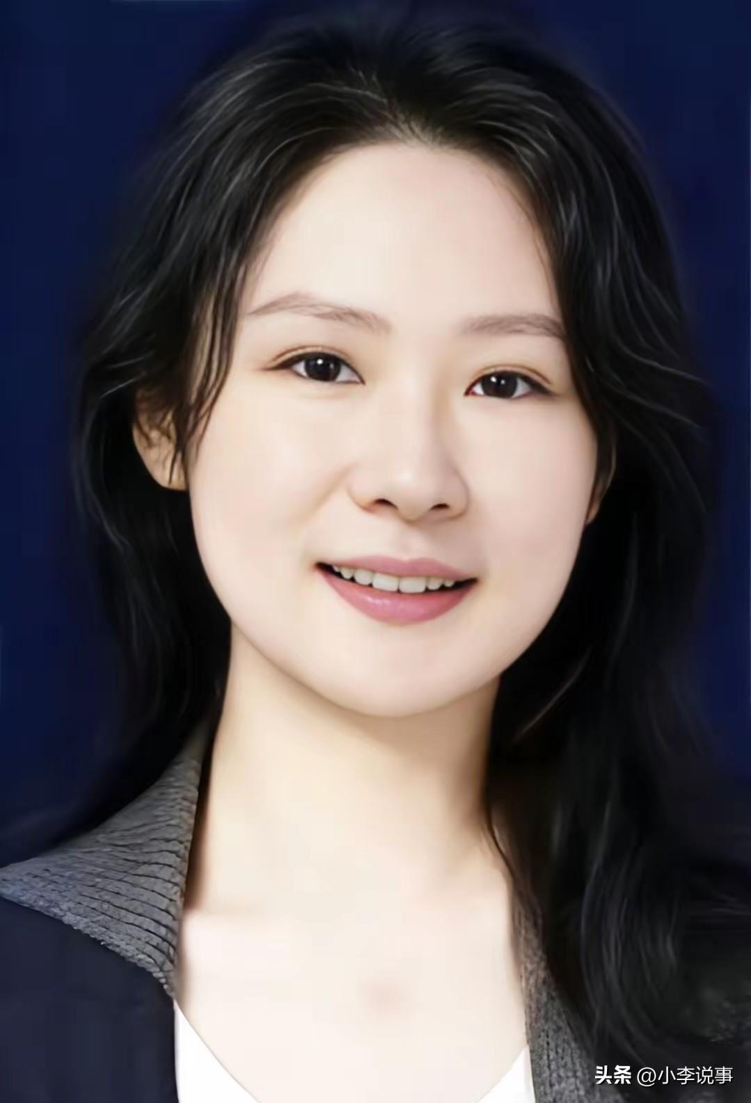 难道身居高位，
就能随便欺负职场女生吗？
真的越看越替唐婵玉感到心疼。
 
长相