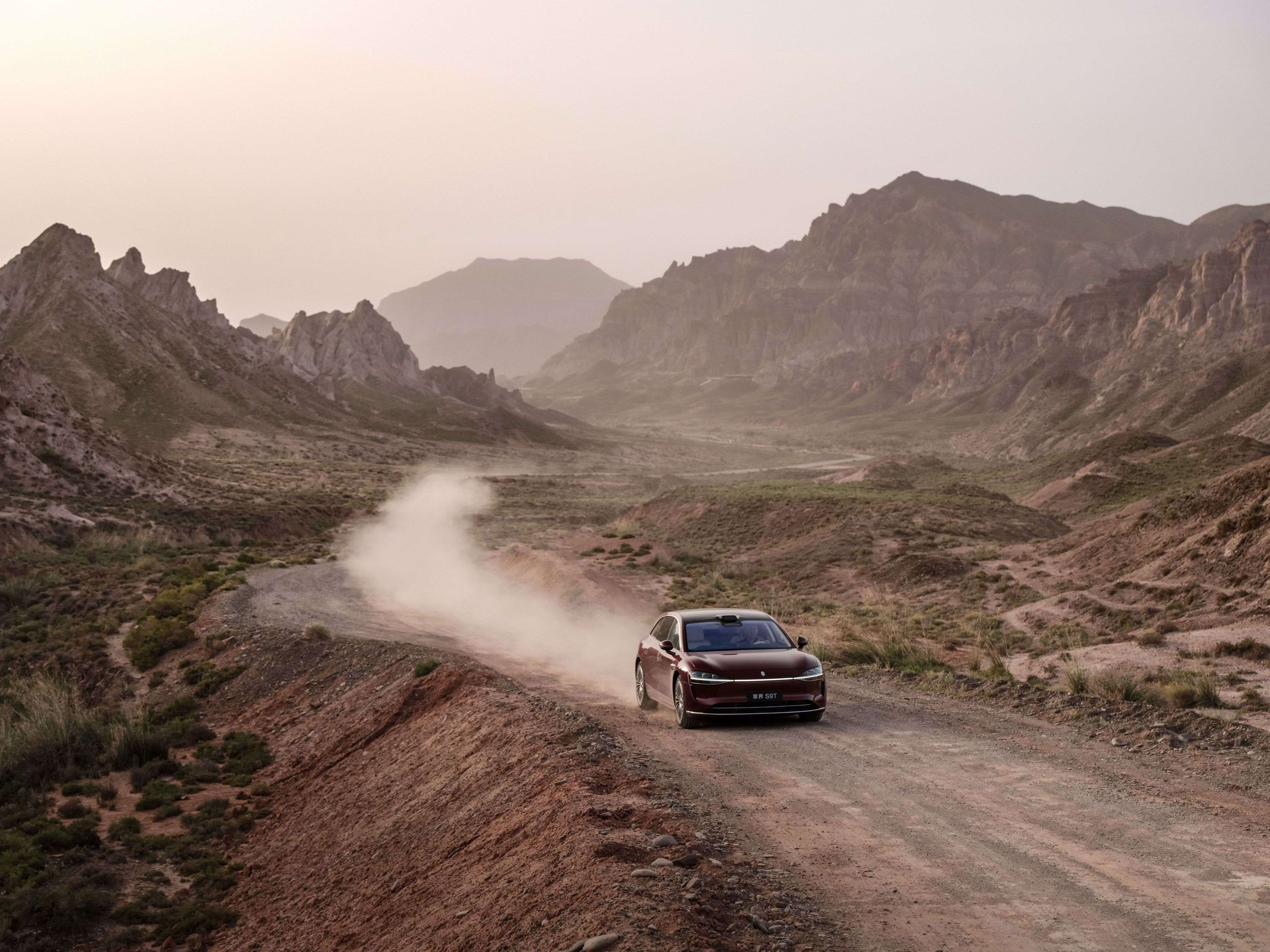 杨幂的生活好搭子太圈粉！一边对着享界S9T巨幕唱《茉莉雨》放飞自我，一边解锁72