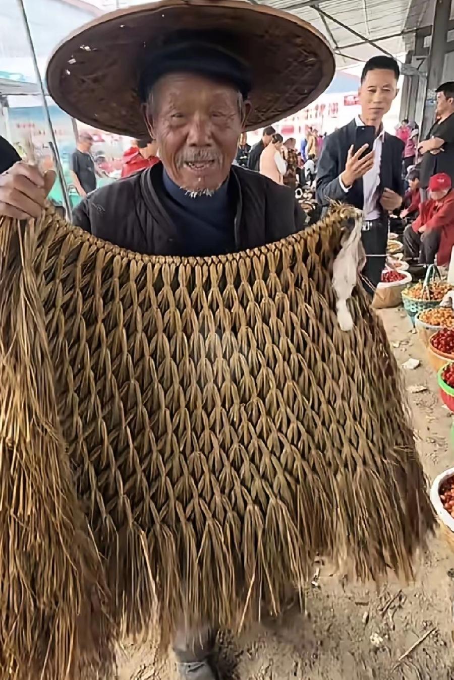 100块卖蓑衣的老爷爷火了！
樱桃没卖掉，古法编织的蓑衣却引起人们注意，以后这种