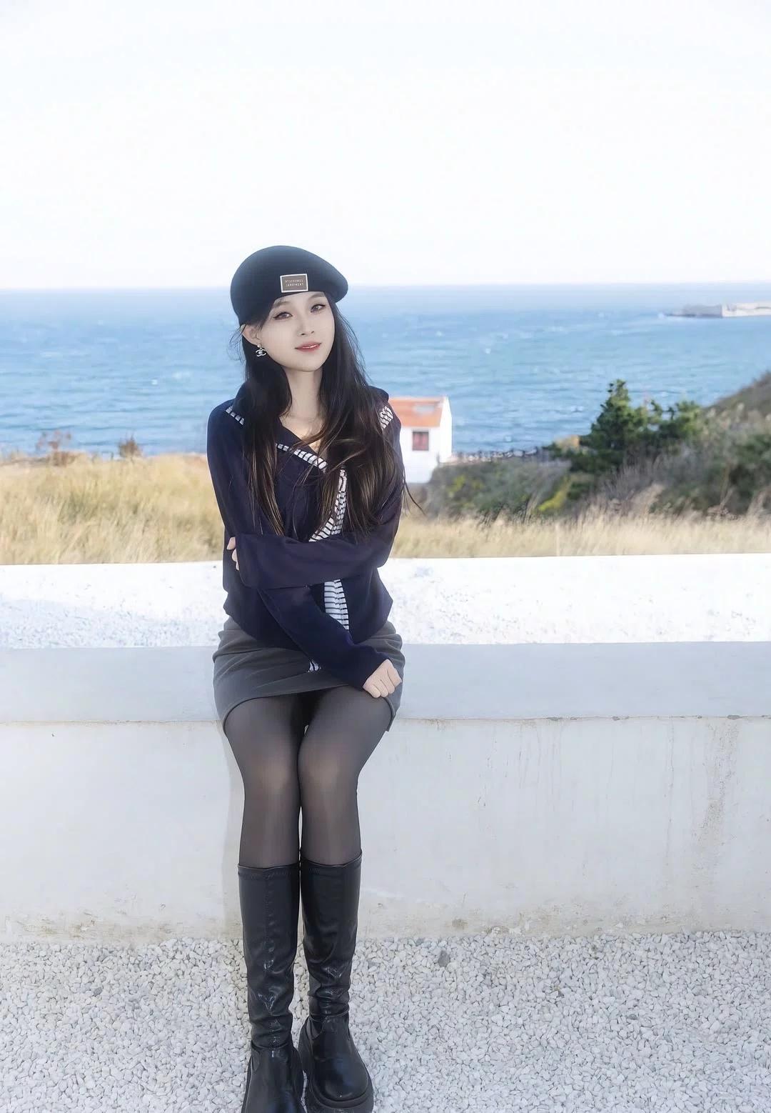 海边少女，复古帽衫，黑靴相伴，海风轻拂