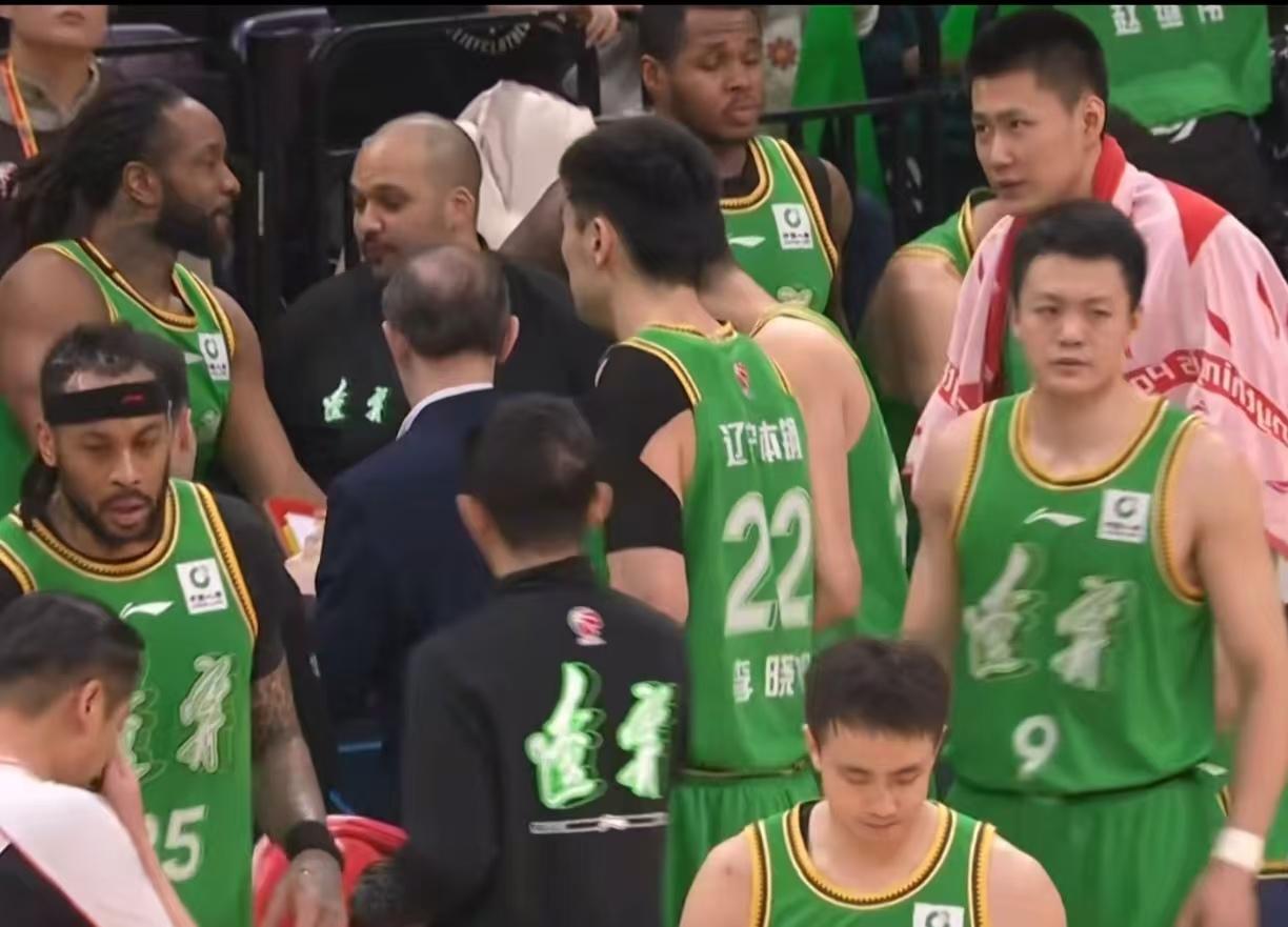 大部分辽宁球迷还是彻底想开了！遥想三连冠的辉煌岁月，辽篮赢球是家常便饭，输一场都