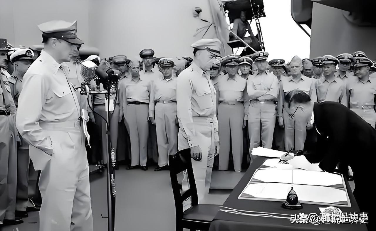 为什么日本人迄今都尊敬并在怀念麦克阿瑟？
因为对于普通百姓来讲——他来了以后，我