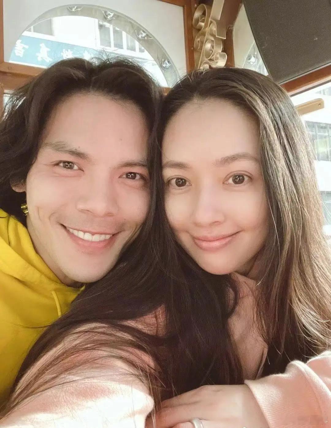 #向佐晒与郭碧婷的结婚伴手礼##向佐晒出5年前的结婚伴手礼# 向佐分享了他与郭碧