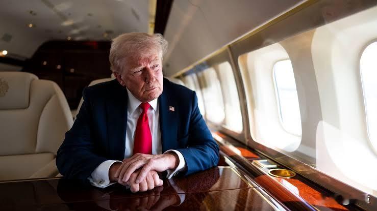 特朗普：“我不喜欢在飞机上睡觉……实际上，我喜欢看着窗外，看看有没有敌人和导弹。