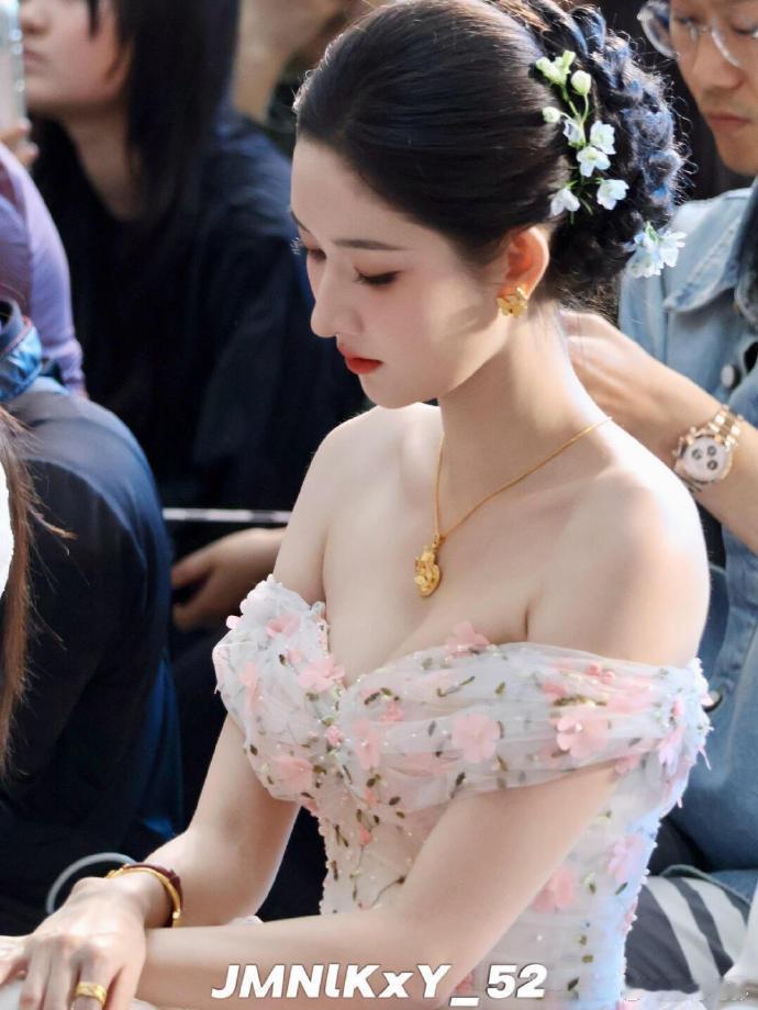 王玉雯苏州线下活动生图 王玉雯苏州线下活动生图🈶王玉雯簪花盘发造型太美了！怎么