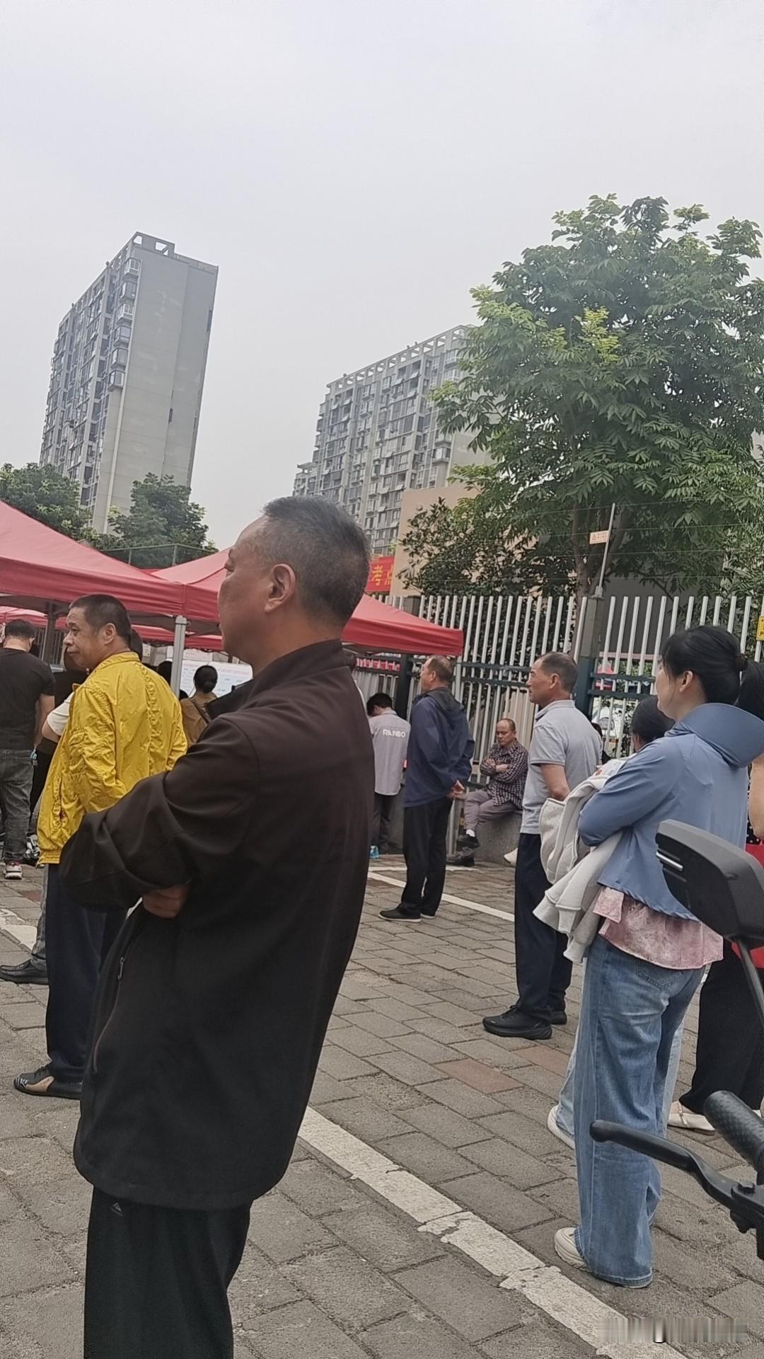 孩子高考，家长们都在考场外面等待孩子出考场，可怜天下父母心！
