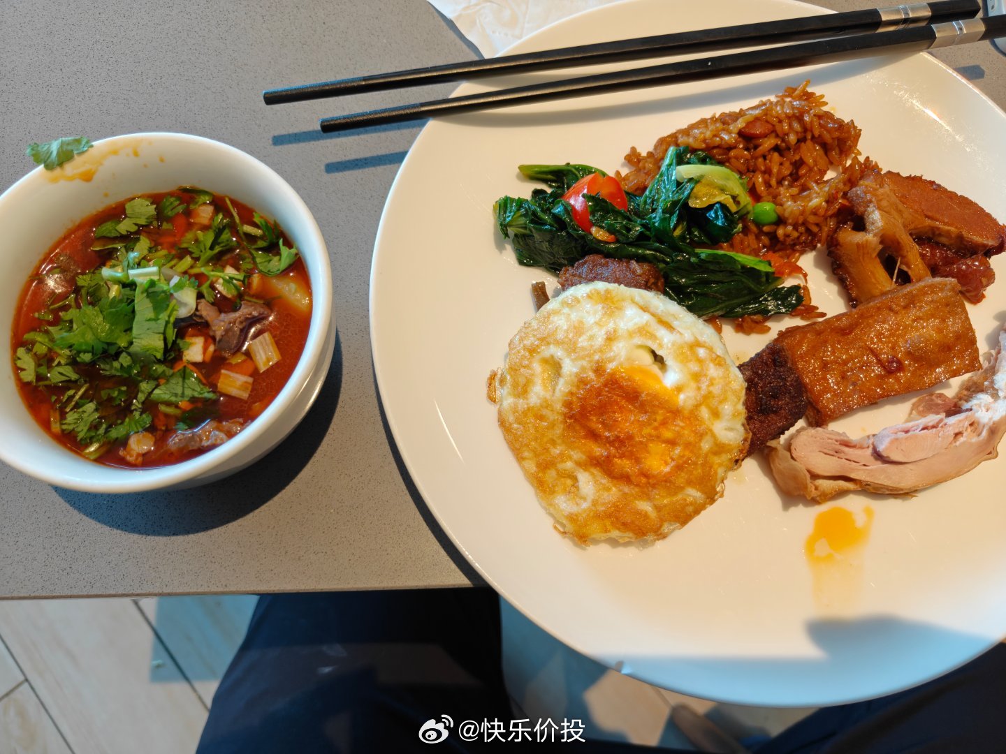 筷子夹起时微微颤抖，薄如蝉翼的面皮里，汤汁在轻轻晃动，像草原上初融的春雪，被晨曦