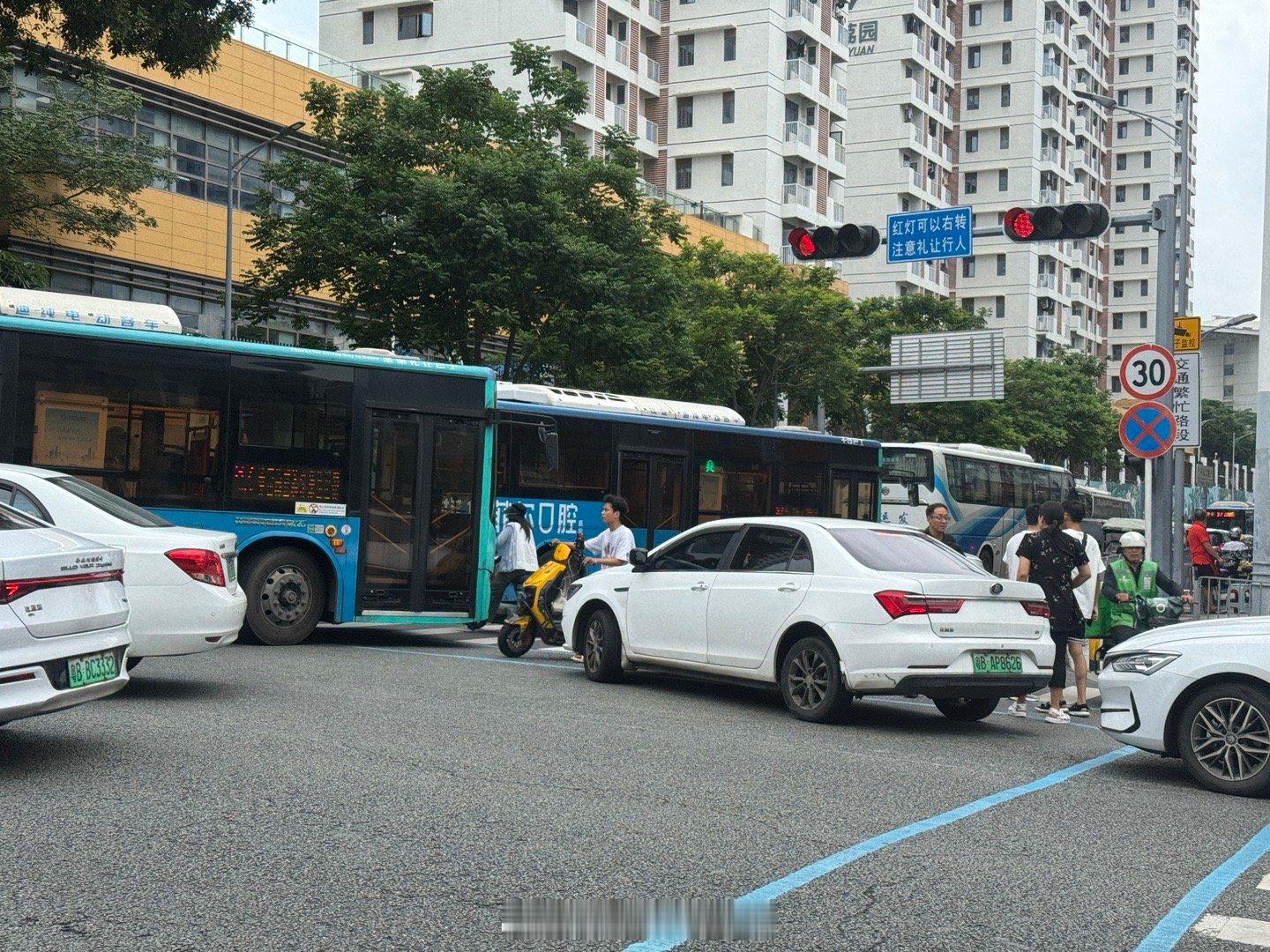 本来通畅无比的路，被市政搞得堵到飞起，这样改的意思在哪里汽场全开 ​​​