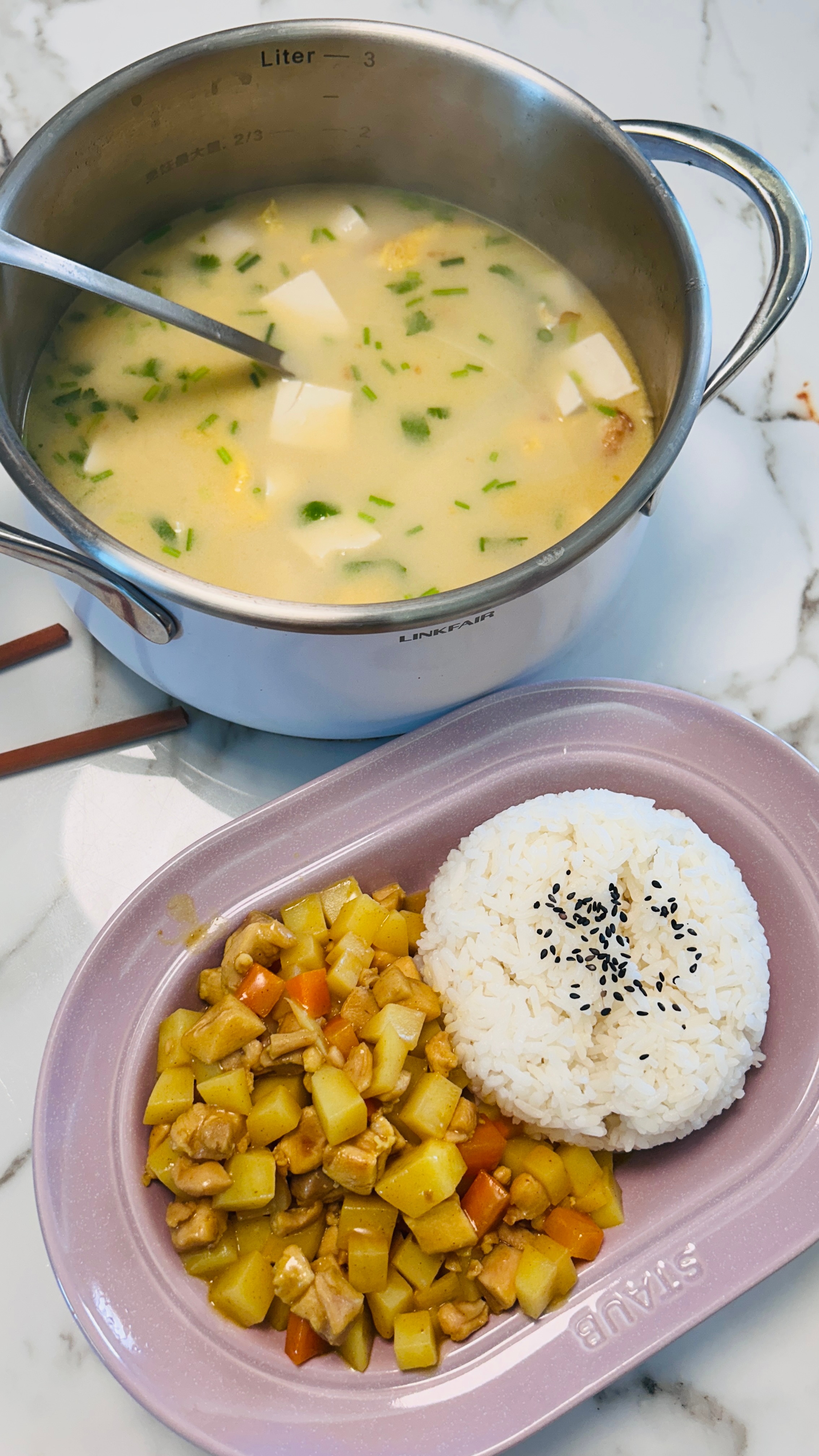 加了煎蛋和豆腐的鱼汤，胡椒粉和香菜是灵魂，简单的咖喱鸡饭，开动美食
