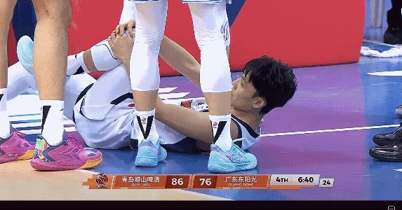 徐杰可是伤不起，本赛季广东男篮上下伤病断断续续，另外还有球员暂时离队，真的很困难