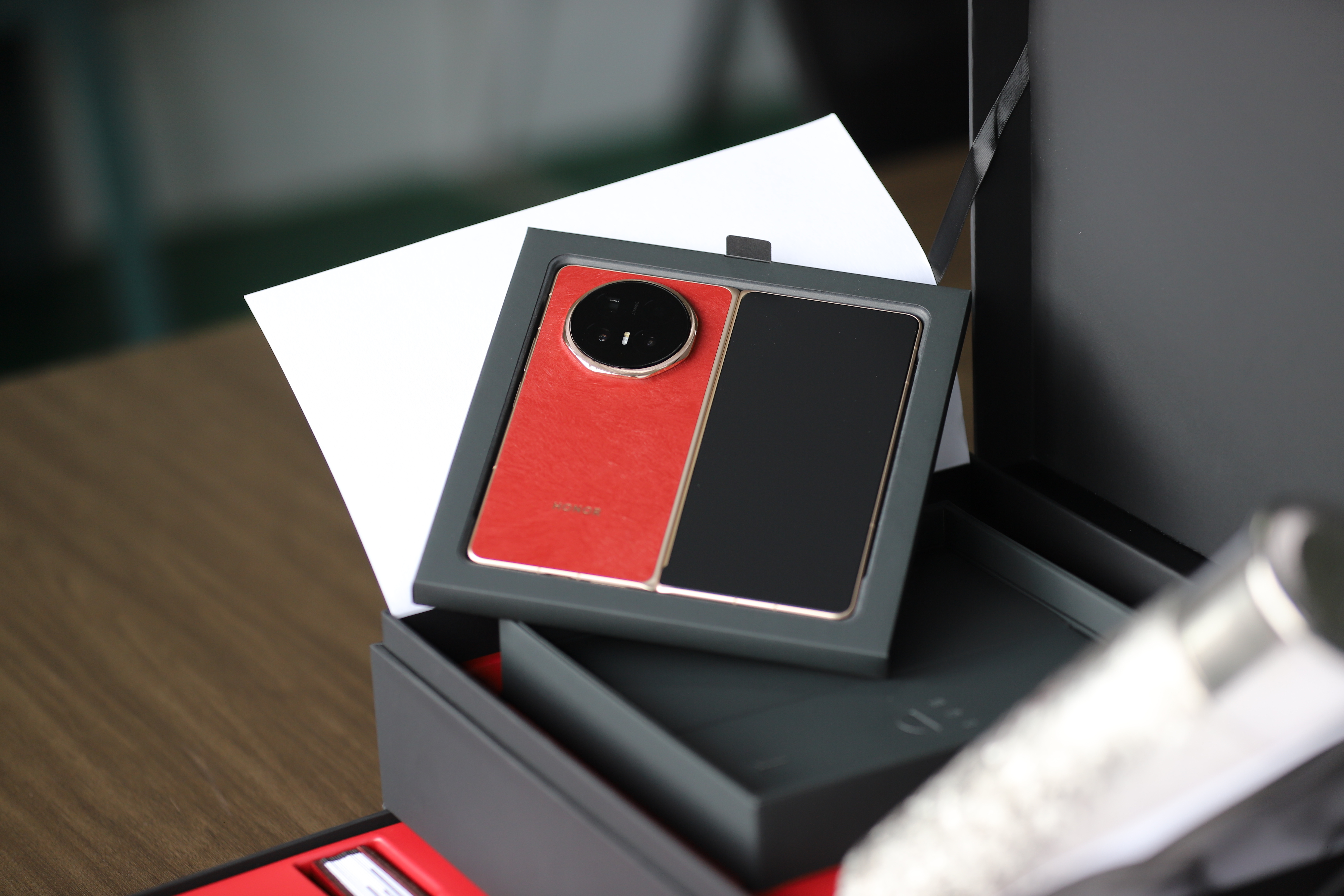 哈哈，全网操心的张雪那台碎屏手机终于可以正式“退休”了，这不荣耀直接给安排上荣耀