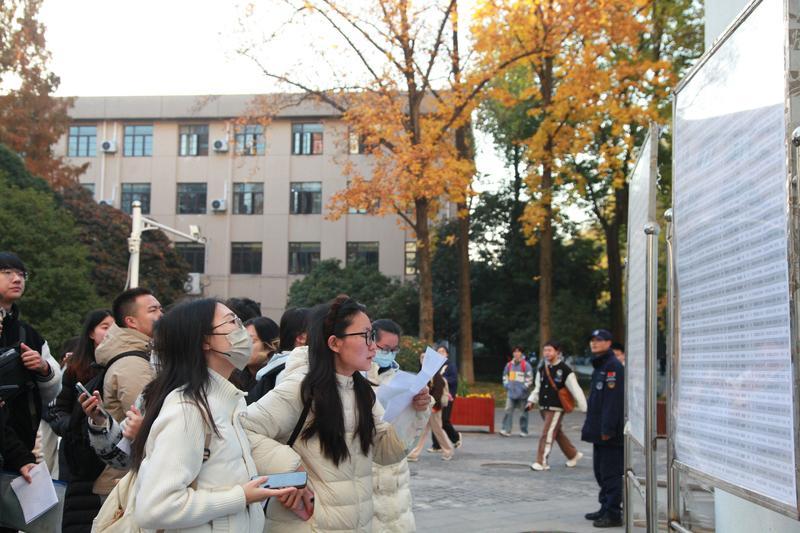 多地省考放宽35岁年龄限制，这政策简直太贴心了！以前35岁就成了考公“门槛”，很