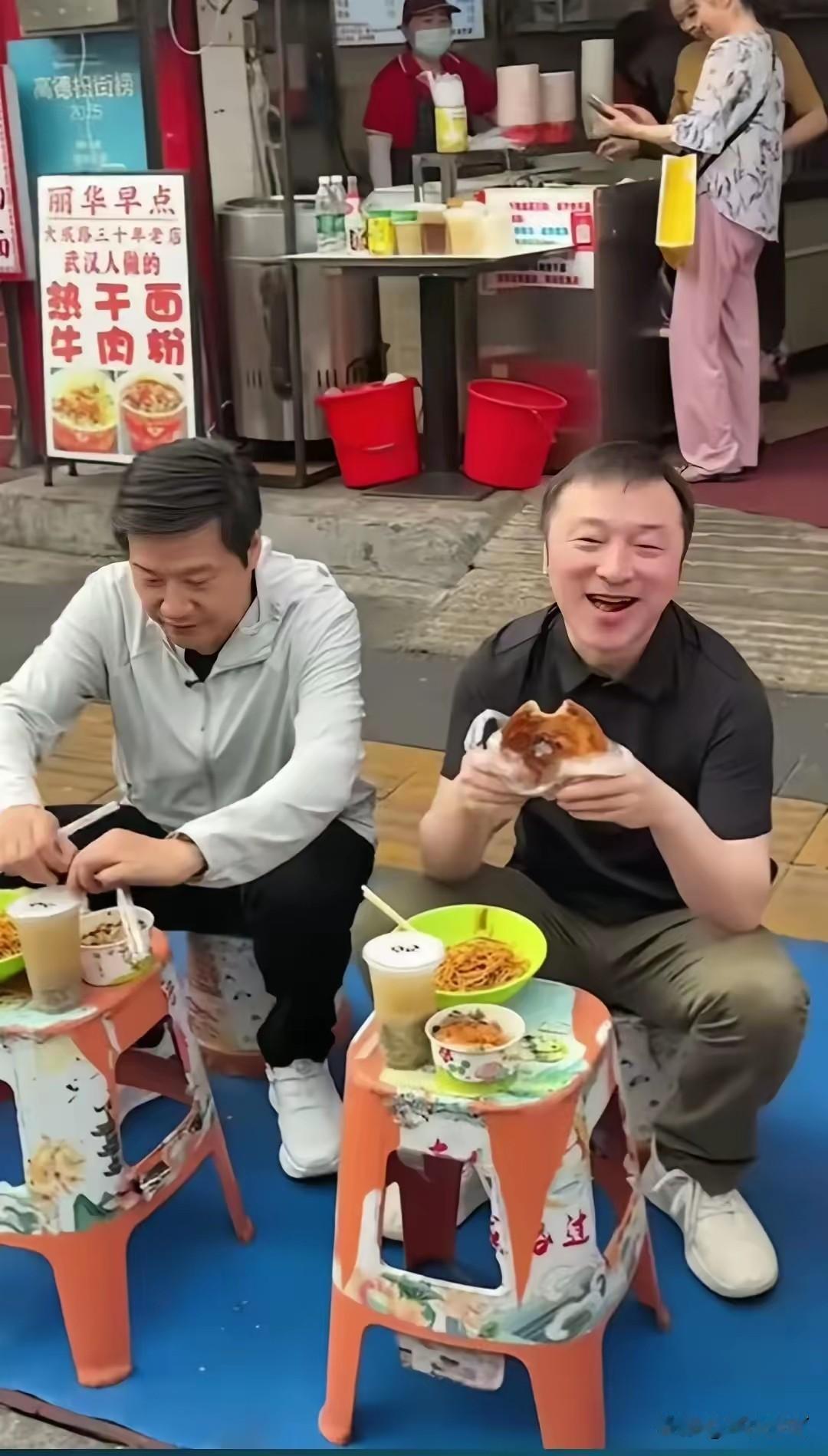 有一点想不明白，资料里面不是说雷总是湖北普通家庭出身吗？
既然是普通家庭的孩子，