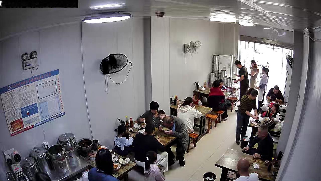 这个时间段看这生意，难怪大家都说我生意好，座位都不够，全店爆满，一派红红火火的景